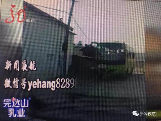 小學(xué)生放學(xué)回家 下車后被送他的校車碾軋致死