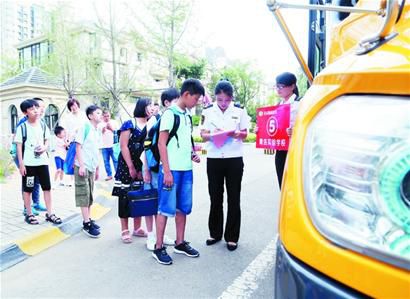 2000輛校車送學生去上學
