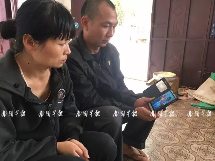 4歲男孩被校車撞上不幸身亡！出事時(shí)司機(jī)懷里竟抱著一個(gè)人……行車記錄儀還原現(xiàn)場(chǎng)！