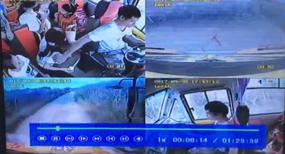 4歲男孩被校車撞上不幸身亡！出事時(shí)司機(jī)懷里竟抱著一個(gè)人……行車記錄儀還原現(xiàn)場(chǎng)！
