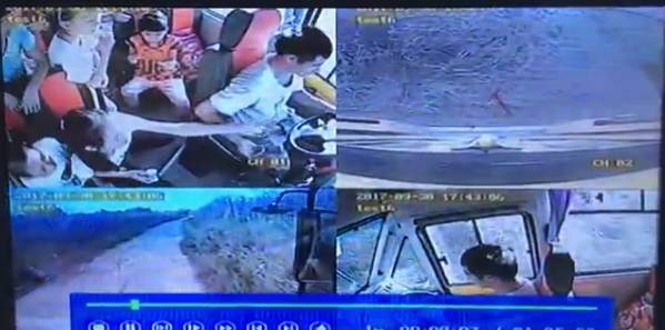 4歲男孩被校車撞上不幸身亡！出事時(shí)司機(jī)懷里竟抱著一個(gè)人……行車記錄儀還原現(xiàn)場(chǎng)！