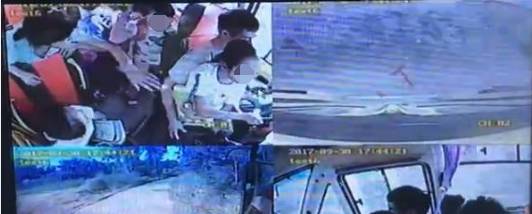 4歲男孩被校車撞上不幸身亡！出事時(shí)司機(jī)懷里竟抱著一個(gè)人……行車記錄儀還原現(xiàn)場(chǎng)！