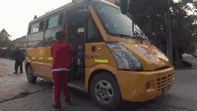 在農(nóng)村，校車(chē)已不僅僅是校車(chē)