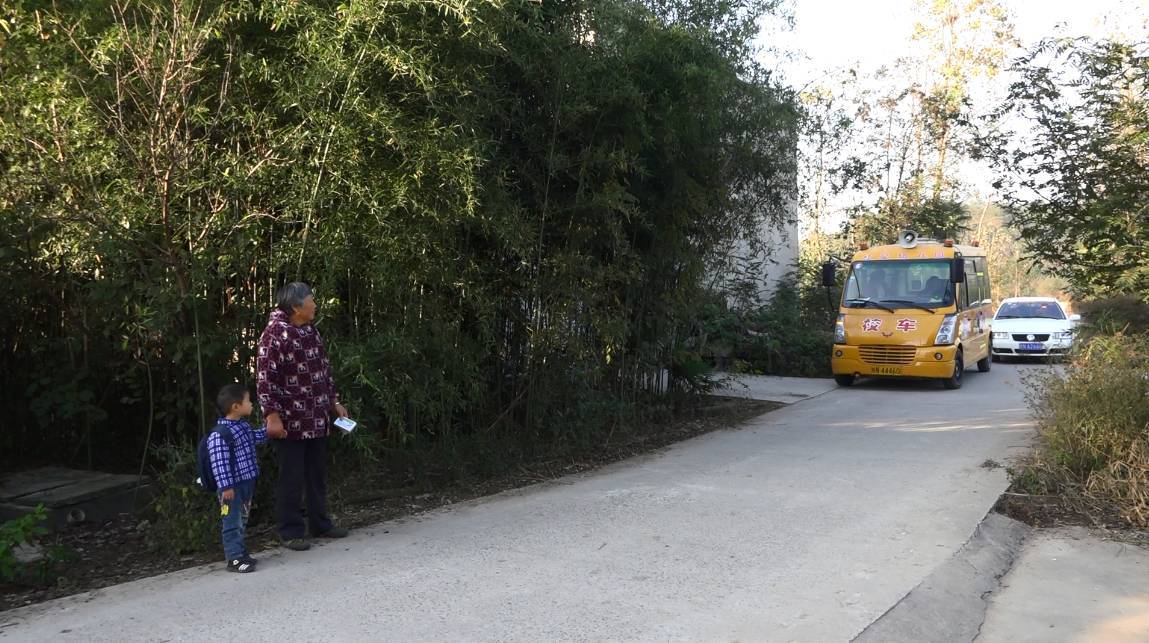 在農(nóng)村，校車(chē)已不僅僅是校車(chē)