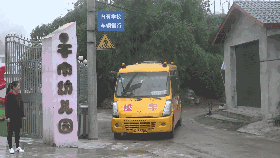 在農(nóng)村，校車(chē)已不僅僅是校車(chē)