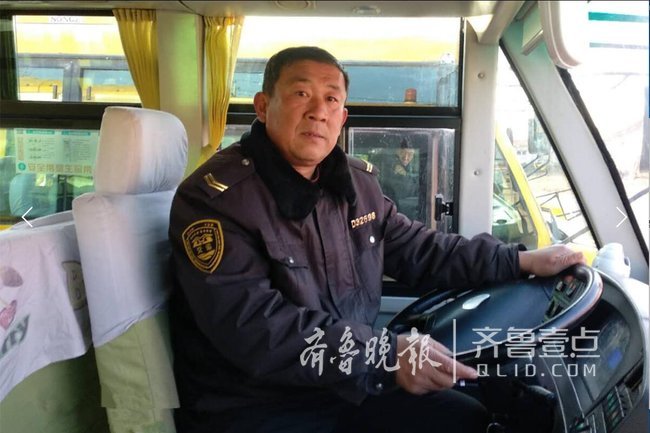 大貨車突然自燃，膠州校車司機緊急救援