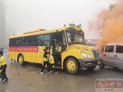 佛山開展校車應(yīng)急救援演練，看看孩子如何“逃生”！