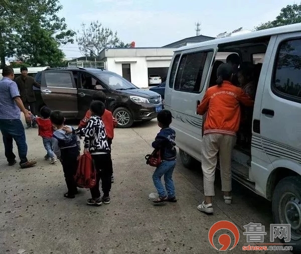 兩輛“黑校車”私自改裝、超載學(xué)生被查獲