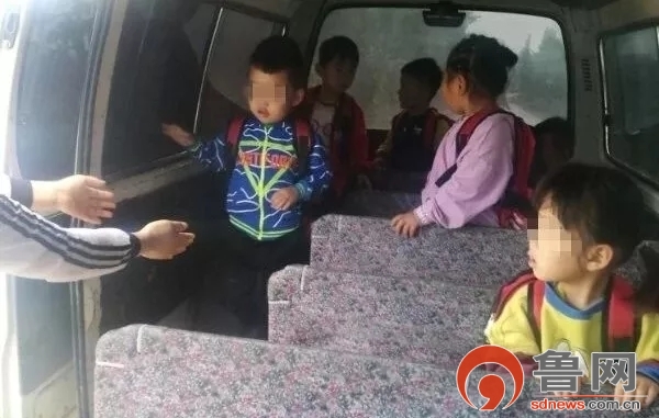 兩輛“黑校車”私自改裝、超載學(xué)生被查獲