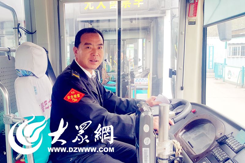 男子騎摩托時(shí)癲癇發(fā)作 校車司機(jī)援手相助