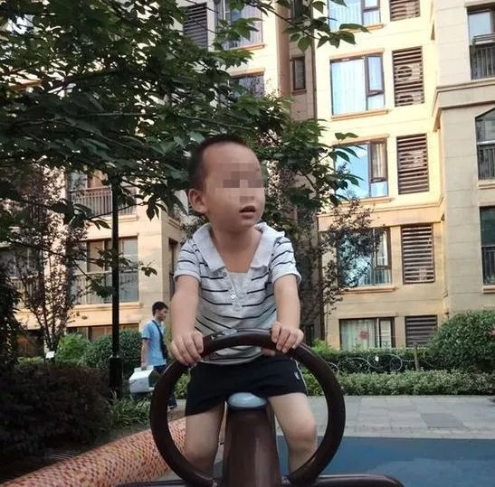 要命！男孩在校車內被活活悶死！這事誰來負責？
