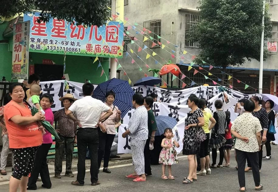 要命！男孩在校車內被活活悶死！這事誰來負責？