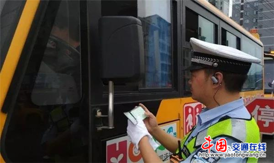 四川：雅安交警向“黑校車(chē)”開(kāi)戰(zhàn)