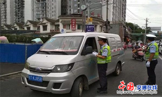 雅安交警向“黑校車(chē)”開(kāi)戰(zhàn)