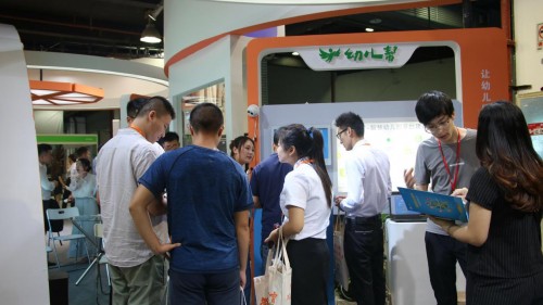 樂迪2018中國（上海）教育裝備展示：人臉識(shí)別校車考勤機(jī)