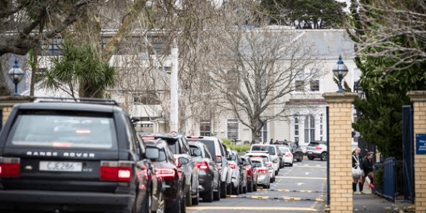 校車被取消家長被迫送孩子上下學，路上越來越堵真是AT部門要的結果嗎？