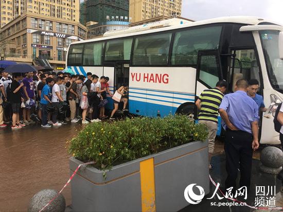 西南交通大學(xué)希望學(xué)院校車做“橋” 一個(gè)小小的舉動(dòng)溫暖了師生的心