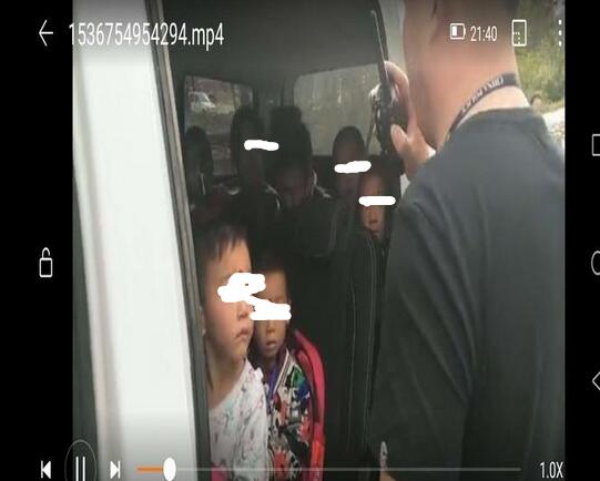 “黑校車”核載7人卻塞進10個娃娃 民警查處時扣分還罰款兩萬多