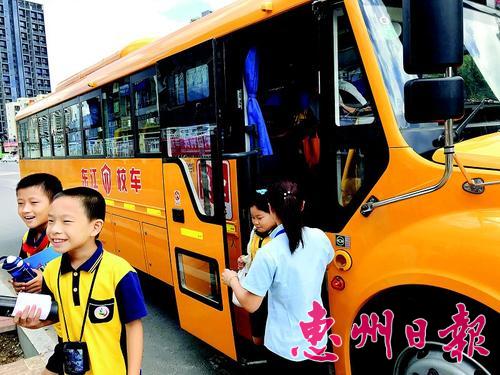 同學們在老師的組織下有序走下校車。

