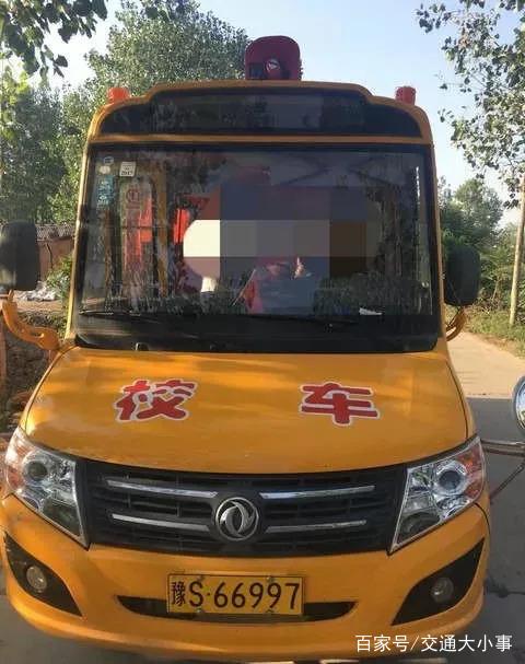 典型黑校車(chē)：核載8人，實(shí)載30人，其中28人為幼兒
