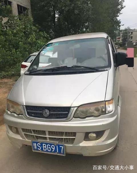 典型黑校車(chē)：核載8人，實(shí)載30人，其中28人為幼兒
