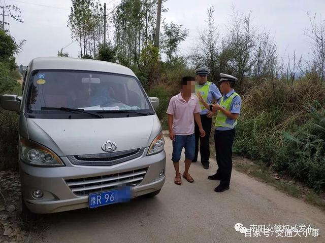 典型黑校車(chē)：核載8人，實(shí)載30人，其中28人為幼兒