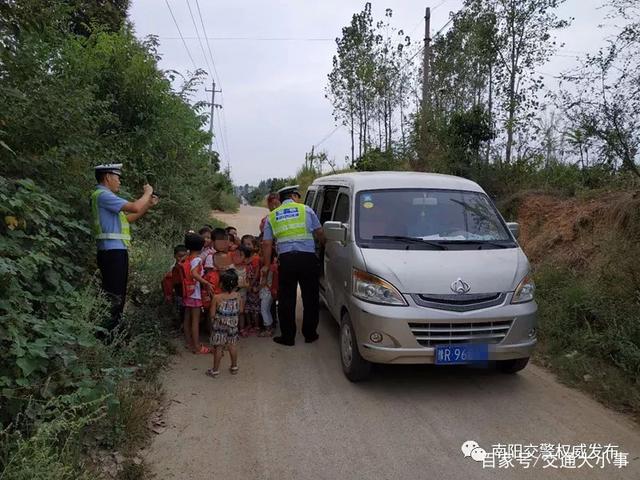 典型黑校車(chē)：核載8人，實(shí)載30人，其中28人為幼兒