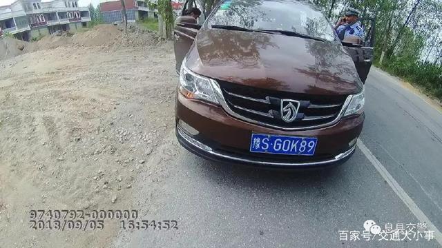 典型黑校車(chē)：核載8人，實(shí)載30人，其中28人為幼兒