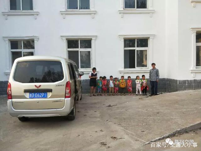 典型黑校車(chē)：核載8人，實(shí)載30人，其中28人為幼兒