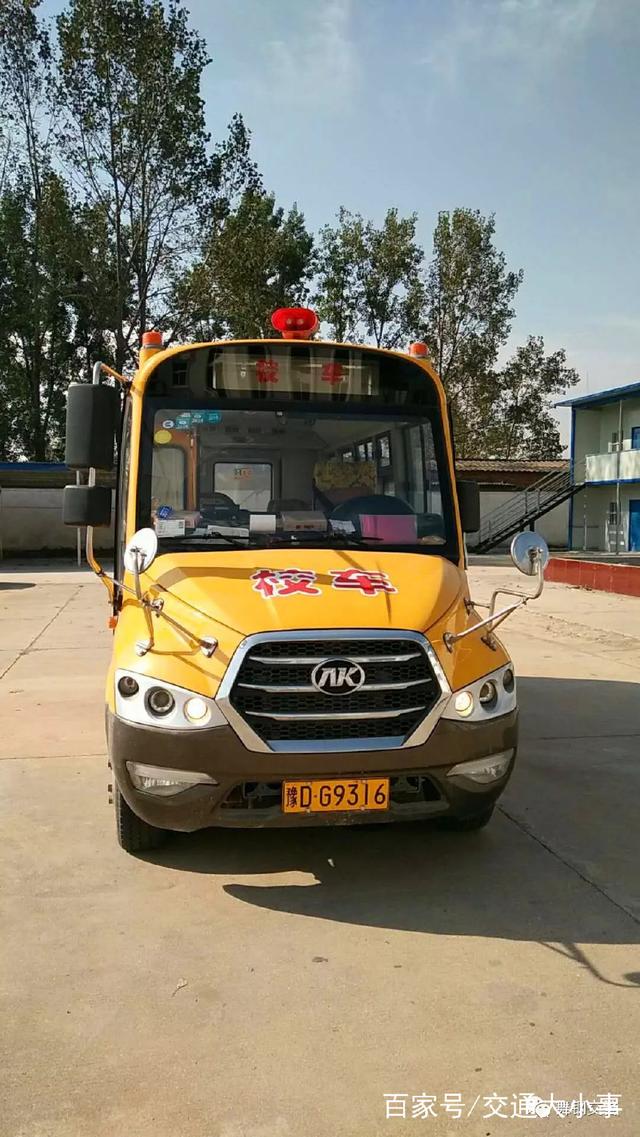 典型黑校車(chē)：核載8人，實(shí)載30人，其中28人為幼兒