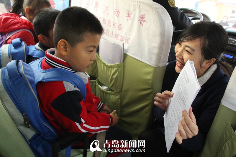 校車照管員當(dāng)起普法宣傳員 青島2100輛校車成法制教育課