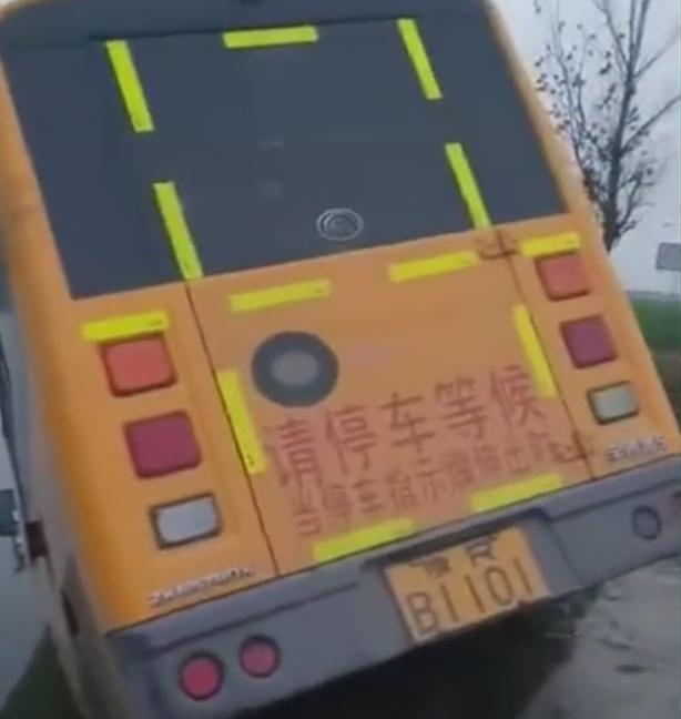 南陽鄧州一幼兒園校車沖進池塘，家長反映車輛超載車速過快