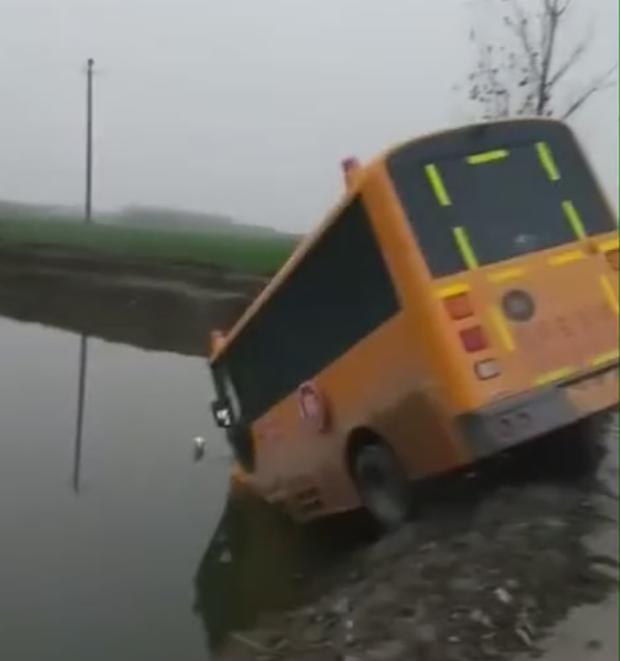 南陽鄧州一幼兒園校車沖進池塘，家長反映車輛超載車速過快