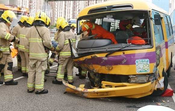 香港校車又出事！猛撞護欄 學童受困9人傷