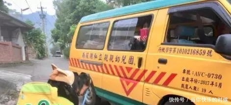 狗狗背著書包叼著奶嘴等校車，老師卻說：你超重了不能上！