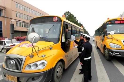 涂改校車標(biāo)牌有效期 信陽這家幼兒園被罰1.2萬元