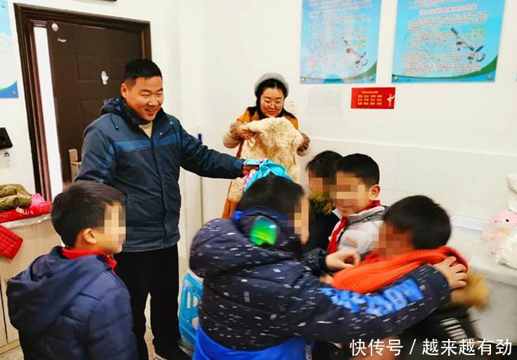 元旦后首個工作日，南京校車司機再次為貧困學生送上愛心