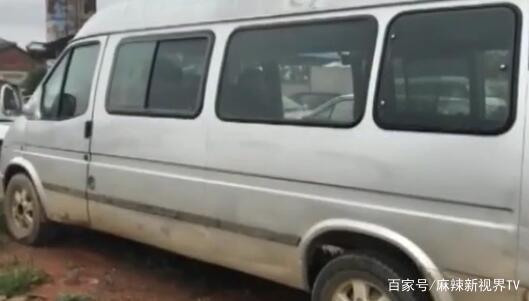 校車上放板凳當座位，五歲學生墜車死亡，司機竟稱是孩子自己跳車