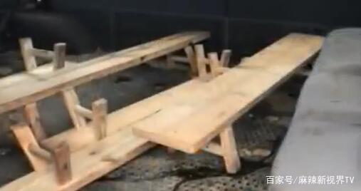 校車上放板凳當座位，五歲學生墜車死亡，司機竟稱是孩子自己跳車