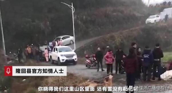 地方偏遠沒校車靠家長接送，結果側翻孩子身亡，網友：太窮了