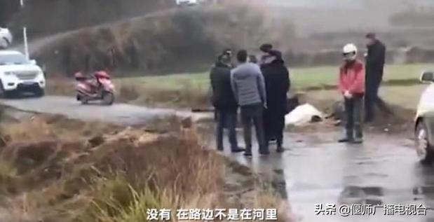 地方偏遠沒校車靠家長接送，結果側翻孩子身亡，網友：太窮了