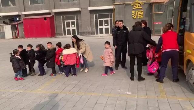 校車安全豈容兒戲，任丘交警查獲一起無資質駕駛校車且超員7人