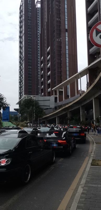 開學首日校車缺崗，深圳一學校門口學生淋雨，官方回應很愧疚