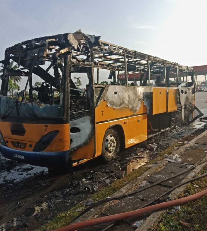 馬來西亞：校車行駛途中突著火，38學(xué)生及司機(jī)逃出生天