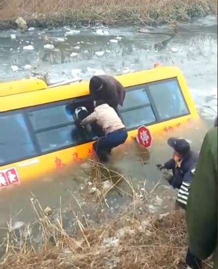 河北滄州：南皮縣烏馬營(yíng)鎮(zhèn)一輛校車(chē)，接送學(xué)生途中不慎落入冰水中