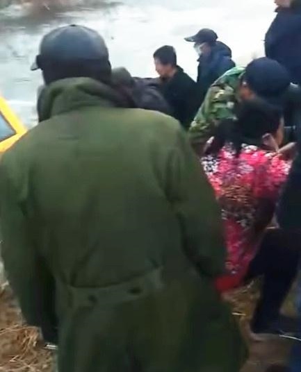 河北滄州：南皮縣烏馬營(yíng)鎮(zhèn)一輛校車(chē)，接送學(xué)生途中不慎落入冰水中