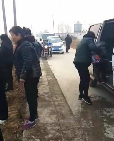 河北滄州：南皮縣烏馬營(yíng)鎮(zhèn)一輛校車(chē)，接送學(xué)生途中不慎落入冰水中