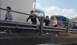 意大利校車劫持案少年機(jī)智報(bào)警救51人，出身移民盼獲意大利國籍