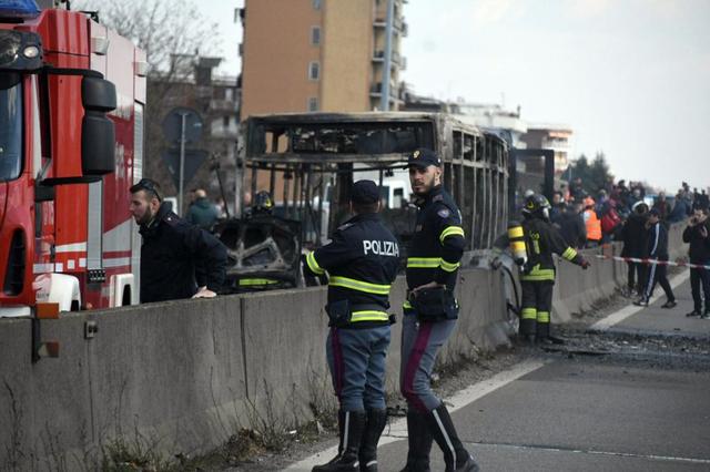 意大利校車劫持案少年機(jī)智報(bào)警救51人，出身移民盼獲意大利國籍
