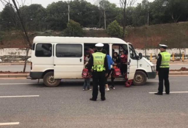 家長(zhǎng)也知情？幼兒園“黑校車(chē)”，核載6人瘋狂塞下41人